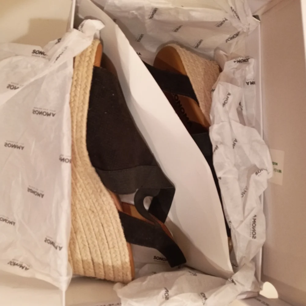 Shoes Wedges Sonoma 9 Black And Beige Open Toe Sandals